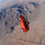 Carro faz Bungee Jump e salta de Paraquedas