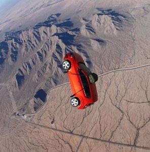 Carro faz Bungee Jump e salta de Paraquedas
