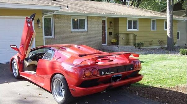Casa a Venda com Lamborghini Diablo na Garagem